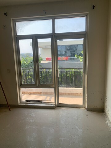 Room in 3 BHK Apartment at Omaxe R2, Sarsawan – for Sale