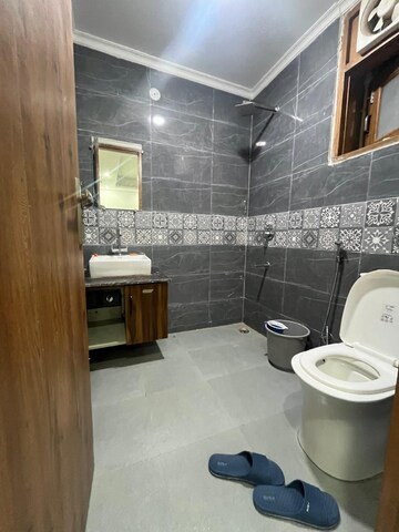Master Bedroom in 2 BHK Builder Floor at Neb Sarai – for Rent