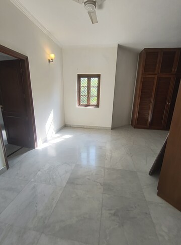 Furnished Amenities in 5 BHK Villa at Sainik Farm – for Rent