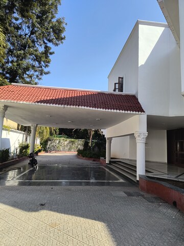 Master Bedroom in 5 BHK Villa at Sainik Farm – for Rent