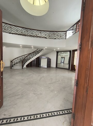 Furnished Amenities in 5 BHK Villa at Sainik Farm – for Rent