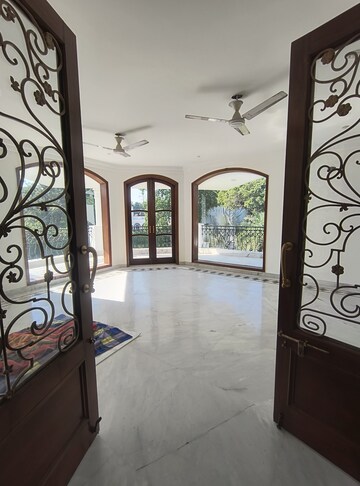 Balcony in 5 BHK Villa at Sainik Farm – for Rent