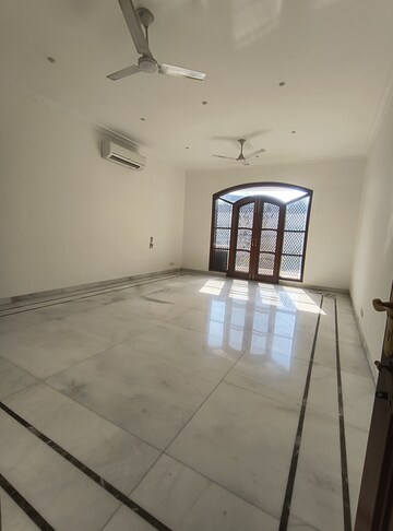 Staircase in 5 BHK Villa at Sainik Farm – for Rent