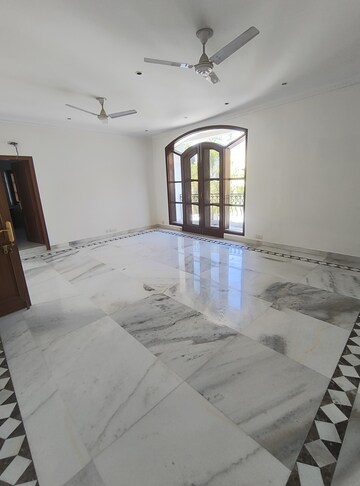 Staircase in 5 BHK Villa at Sainik Farm – for Rent