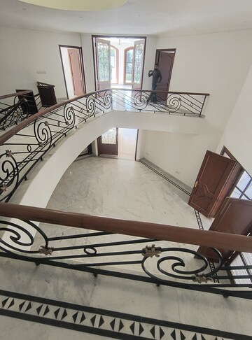 Staircase in 5 BHK Villa at Sainik Farm – for Rent