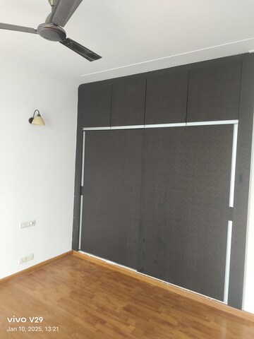 Room in 3 BHK Apartment at Central Park Resorts, Sector 48 – for Rent