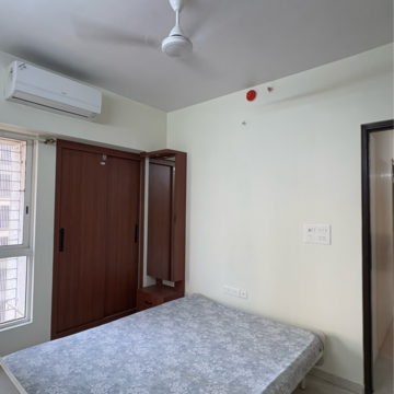 Room in 2 BHK Apartment at Lodha Amara, Sandoz Baug – for Rent