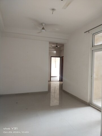 Room in 3 BHK Apartment at Sector 16c Greater Noida – for Sale