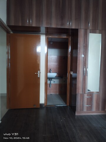 Room in 3 BHK Apartment at Sector 16c Greater Noida – for Sale