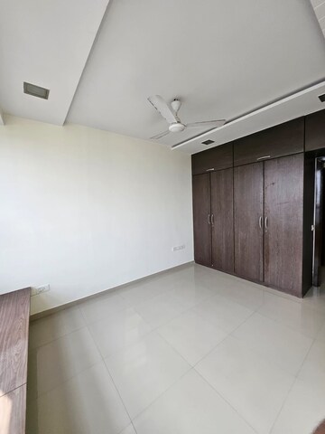 Room in 2.5 BHK Apartment at Oberoi Realty Splendor, Jogeshwari East – for Rent
