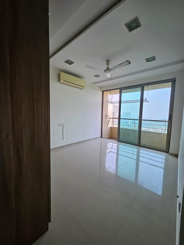 Room in 2.5 BHK Apartment at Oberoi Realty Splendor, Jogeshwari East – for Rent