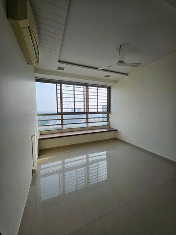 Room in 2.5 BHK Apartment at Oberoi Realty Splendor, Jogeshwari East – for Rent