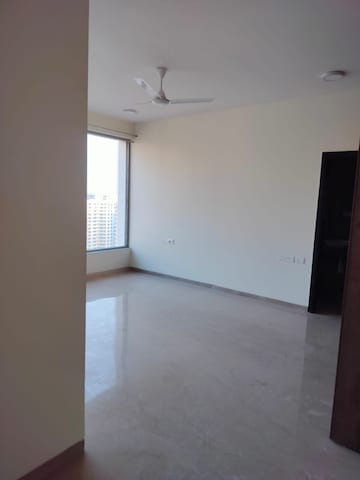Room in 3 BHK Apartment at Oberoi Maxima, Andheri East – for Rent