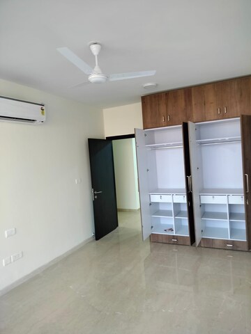 Room in 3 BHK Apartment at Oberoi Maxima, Andheri East – for Rent