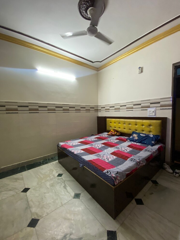 Room, sector 51 Pg For Boys & Girls In Sector 51 8120360