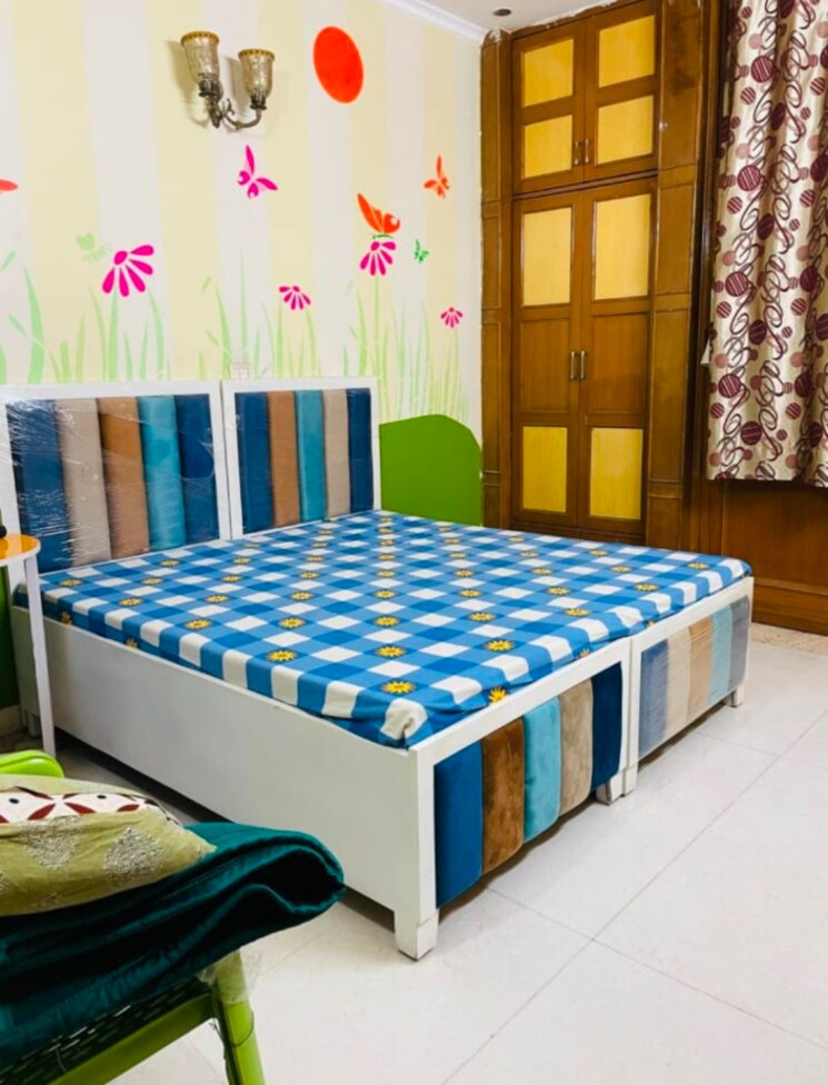 Room, sector 61 Pg For Girls In Sector 61 8120476