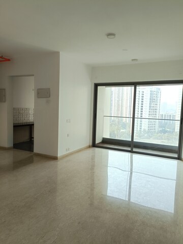 Room in 3 BHK Apartment at Kalpataru Immensa, Kolshet Road – for Sale