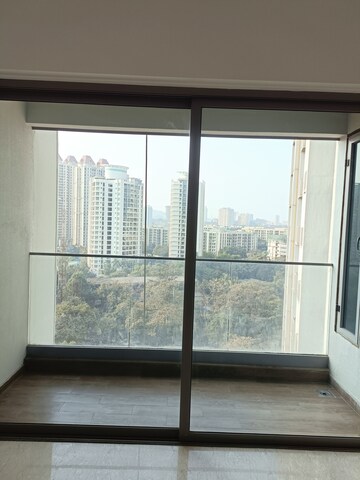 Room in 3 BHK Apartment at Kalpataru Immensa, Kolshet Road – for Sale