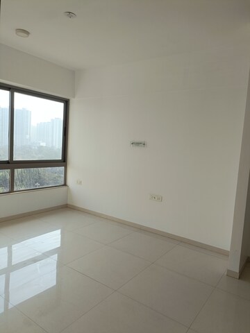 Room in 4 BHK Apartment at Kalpataru Immensa, Kolshet Road – for Sale