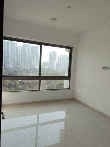 Room in 4 BHK Apartment at Kalpataru Immensa, Kolshet Road – for Sale