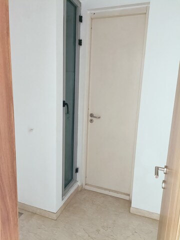 Room in 4 BHK Apartment at Kalpataru Immensa, Kolshet Road – for Sale