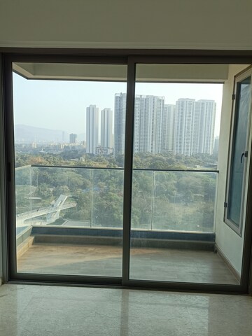 Room in 4 BHK Apartment at Kalpataru Immensa, Kolshet Road – for Sale