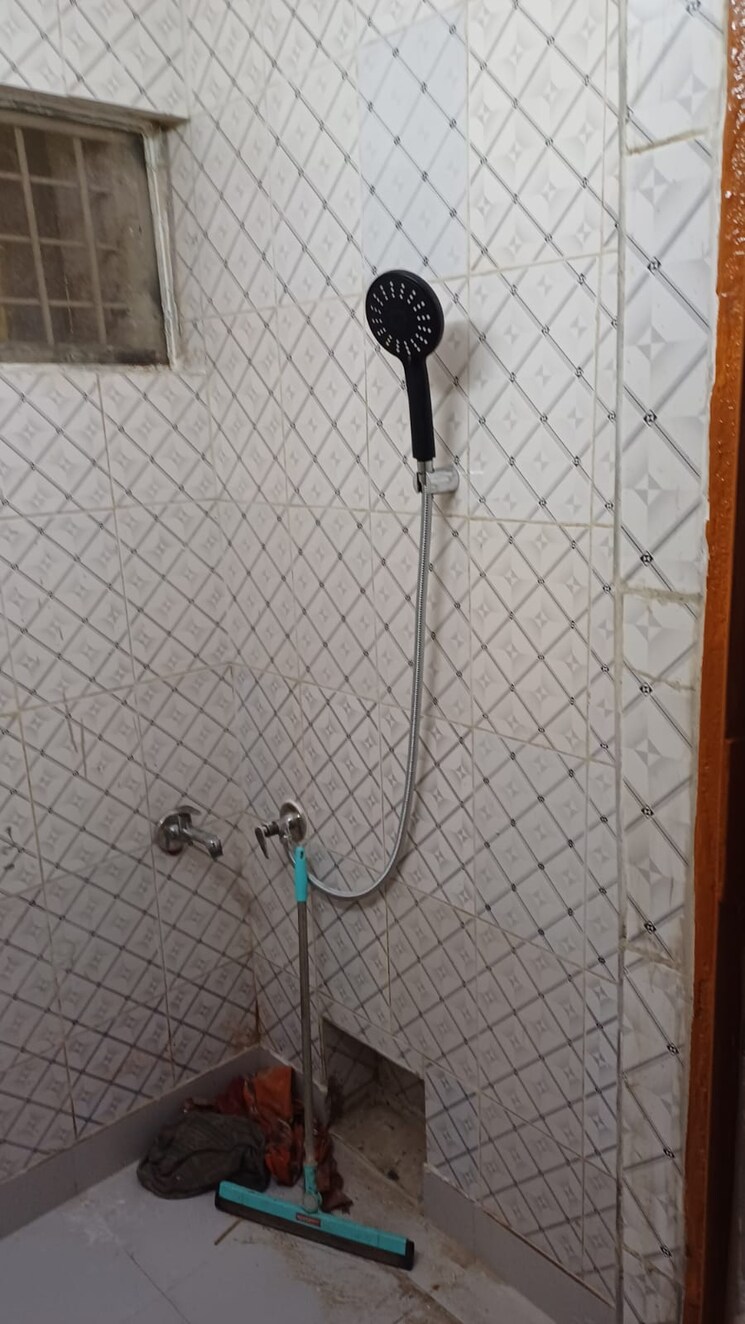 Bathroom, paschim vihar 2 Bedroom 50 Sq.Yd. Apartment In Paschim Vihar Delhi 8120638