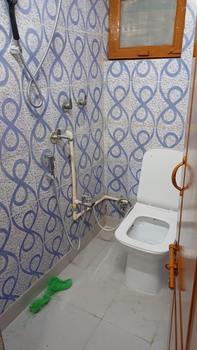 Bathroom, paschim vihar 2 Bedroom 50 Sq.Yd. Apartment In Paschim Vihar Delhi 8120638