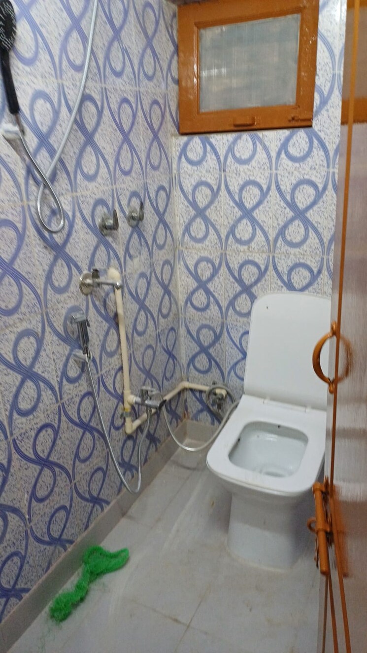 Bathroom, paschim vihar 2 Bedroom 50 Sq.Yd. Apartment In Paschim Vihar Delhi 8120638