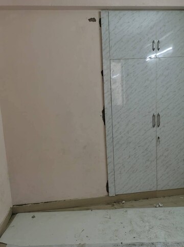Room in 2 BHK Apartment at Amrapali Golf Homes, Sector 4, Greater Noida – for Rent