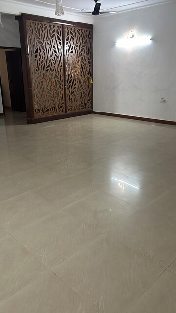 Room in 3 BHK Builder Floor at Sector 85 – for Sale