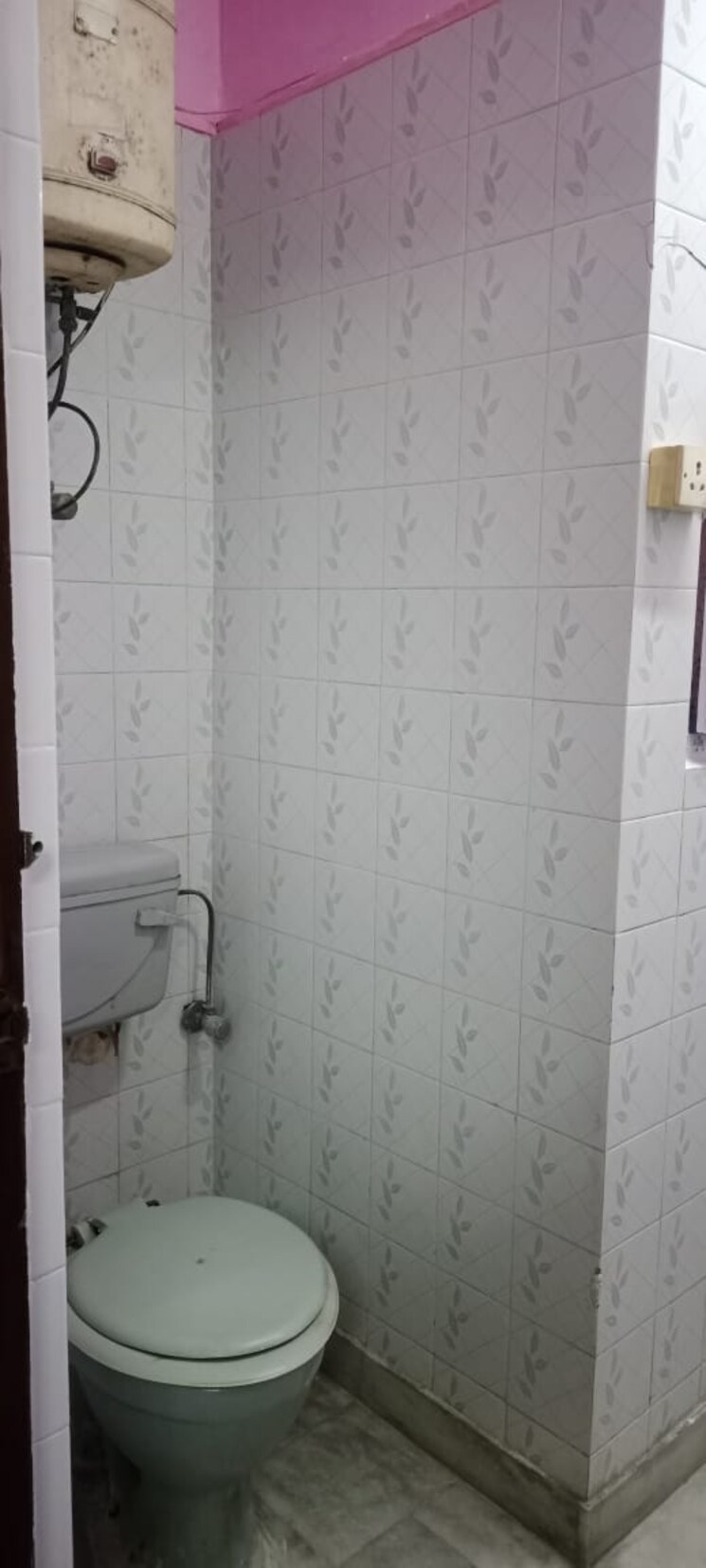 Bathroom, chittaranjan park 2 Bedroom 1130 Sq.Ft. Builder Floor In Chittaranjan Park Delhi 8121017