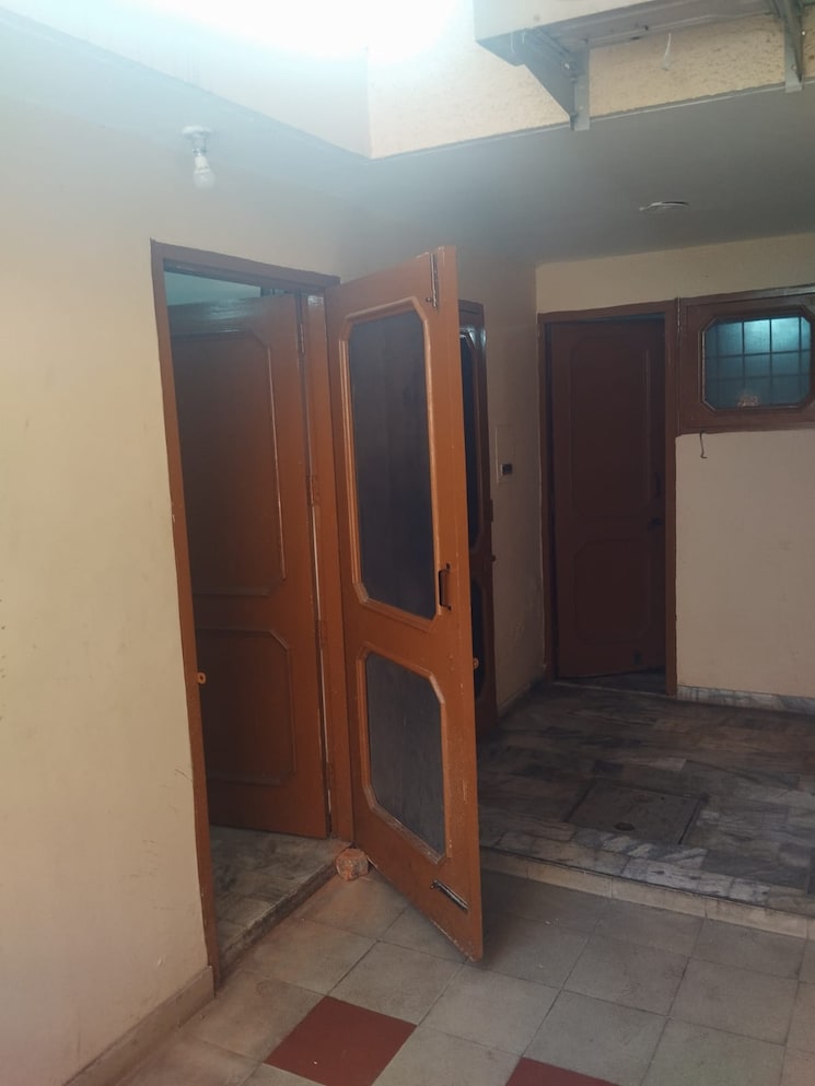 Room, sector 44 6+ Bedroom 2250 Sq.Ft. Independent House In Sector 44 Chandigarh 8121050