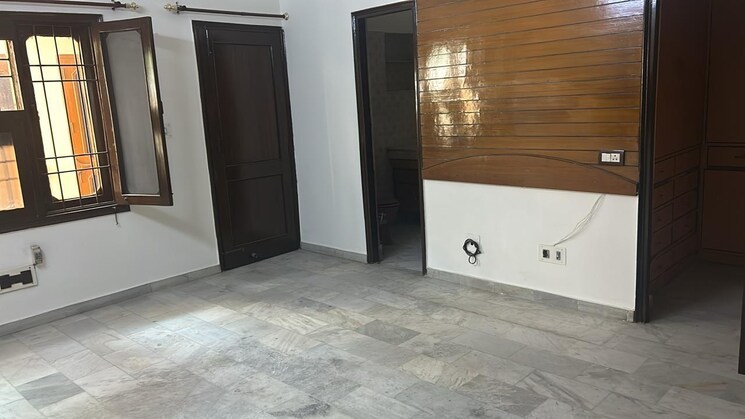 Room, sector 44 6+ Bedroom 2250 Sq.Ft. Independent House In Sector 44 Chandigarh 8121050