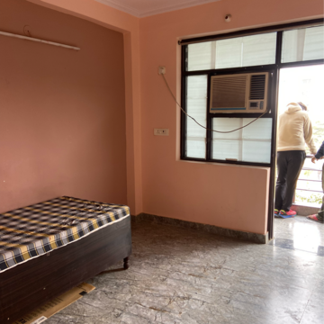 Room in 1.5 BHK Builder Floor at Sector 63 – for Rent