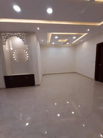 Room in 4 BHK Builder Floor at Parklands, Sector 85 – for Sale