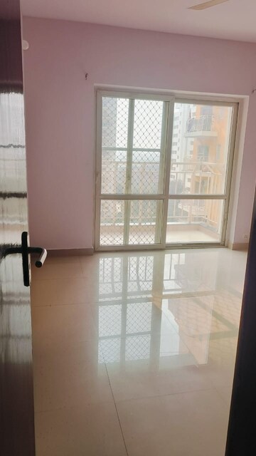 Room in 3 BHK Apartment at BPTP Park Grandeura, Sector 82 – for Rent