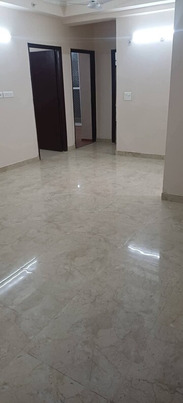 Room in 2 BHK Apartment at Amrapali Golf Homes, Sector 4, Greater Noida – for Sale