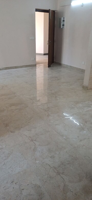 Room in 3 BHK Apartment at Amrapali Golf Homes, Sector 4, Greater Noida – for Sale