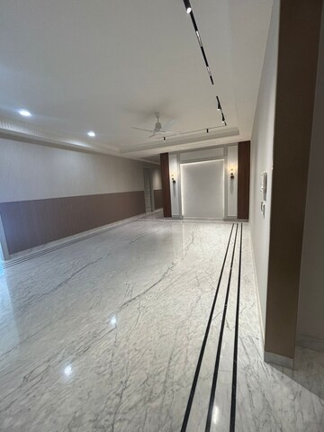 Room in 5 BHK Builder Floor at Sector 60 – for Sale