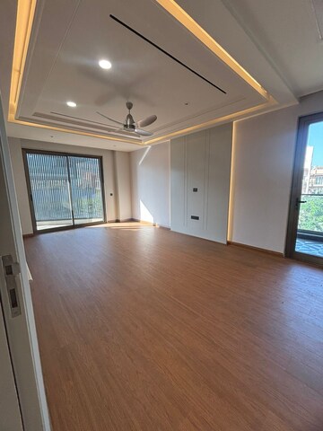Room in 5 BHK Builder Floor at Sector 60 – for Sale