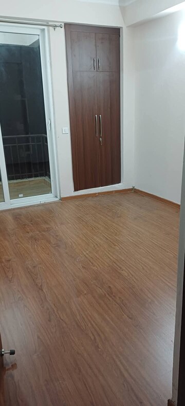 Room in 2 BHK Apartment at Amrapali Golf Homes, Sector 4, Greater Noida – for Sale