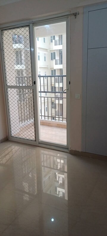 Room in 2 BHK Apartment at Amrapali Golf Homes, Sector 4, Greater Noida – for Sale