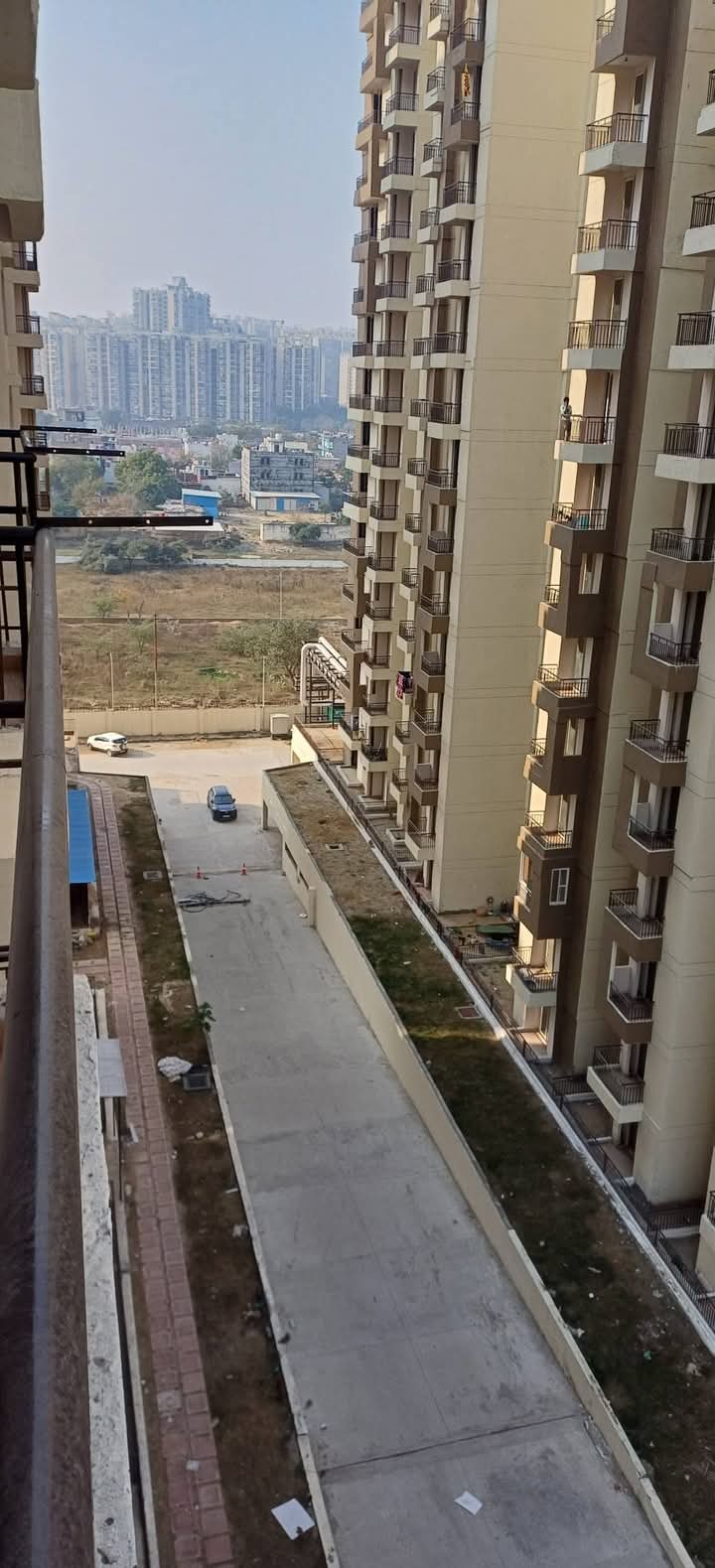 2 BHK + Study Room Apartment For Sale in Amrapali Golf Homes