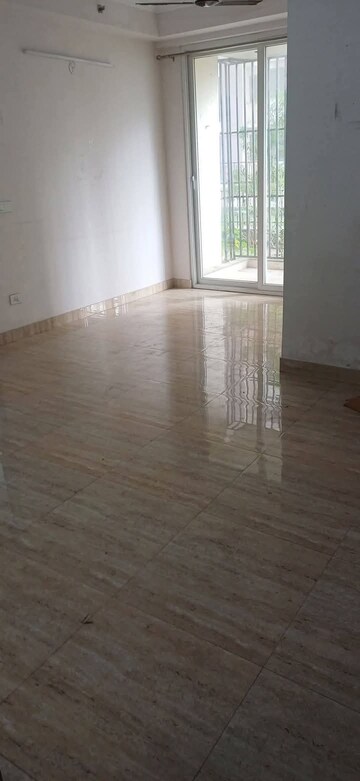 Room in 2 BHK Apartment at Amrapali Golf Homes, Sector 4, Greater Noida – for Sale