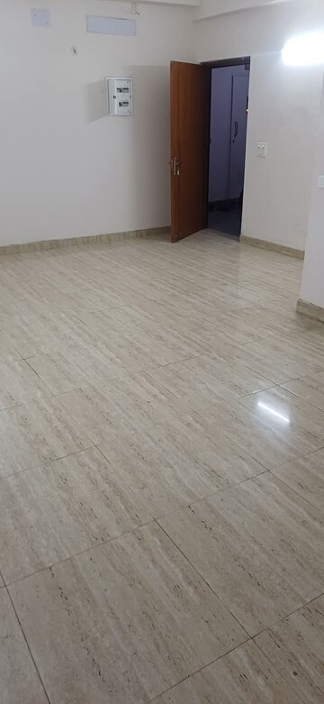 Room in 3 BHK Apartment at Amrapali Golf Homes, Sector 4, Greater Noida – for Sale