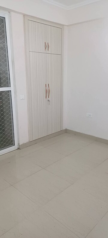 Room in 2 BHK Apartment at Amrapali Dream Valley, Tech Zone 4 Greater Noida – for Sale