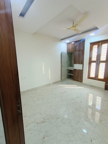 Room in 3 BHK Builder Floor at BPTP District, Sector 81 – for Sale