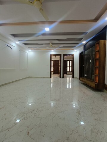 Parking in 3 BHK Builder Floor at BPTP District, Sector 81 – for Sale