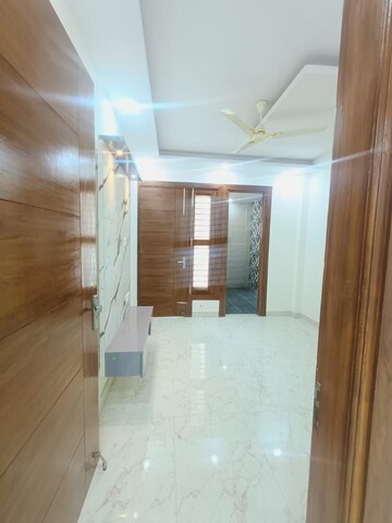 Kitchen in 3 BHK Builder Floor at BPTP District, Sector 81 – for Sale